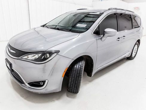Used 2020 Chrysler Pacifica Touring-L image 2
