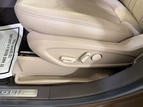 Used 2022 Lincoln Nautilus FWD w/ Premium Package image 11