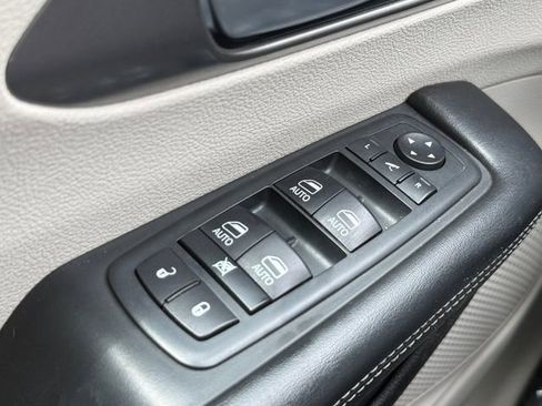 Used 2018 Chrysler Pacifica Limited w/ Tire & Wheel Group FWD image 25