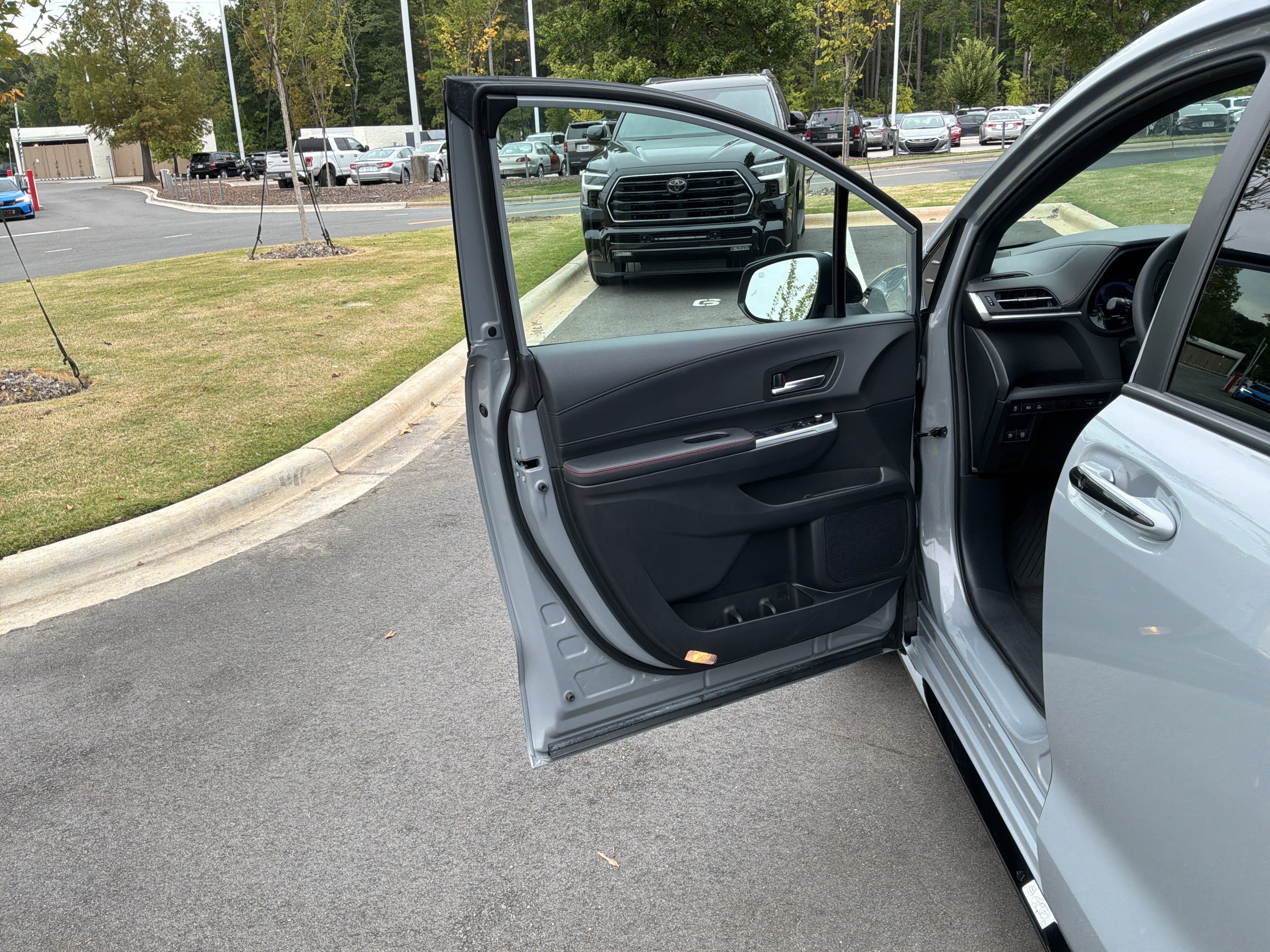 Used 2026 Toyota Sienna XSE FWD image 14