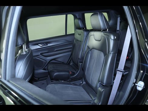 Used 2023 Jeep Grand Cherokee L Laredo image 29