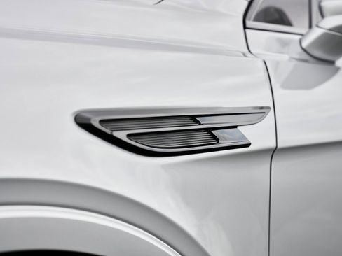 Used 2023 Bentley Bentayga Extended Wheelbase image 7