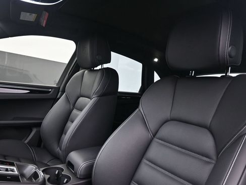 Certified 2025 Porsche Macan Turbo AWD/4WD image 6