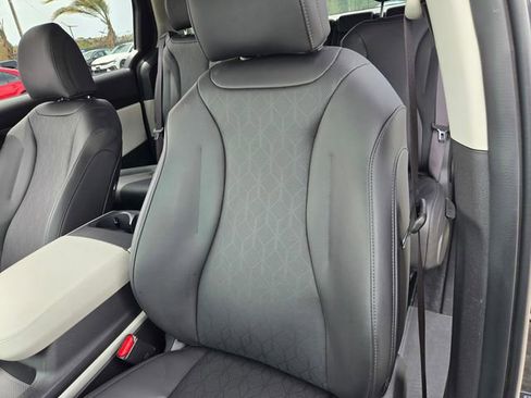 Used 2024 Kia Carnival LX FWD image 15