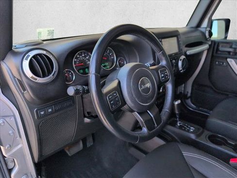 Used 2015 Jeep Wrangler Unlimited Rubicon w/ Connectivity Group AWD/4WD image 10