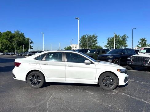Used 2023 Volkswagen Jetta SE w/ Panoramic Sunroof Package FWD image 7