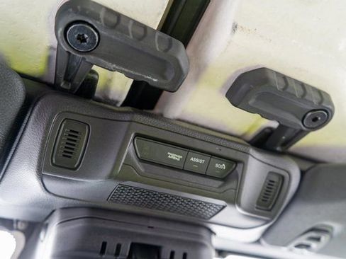 Used 2025 Jeep Wrangler Unlimited Sahara image 29