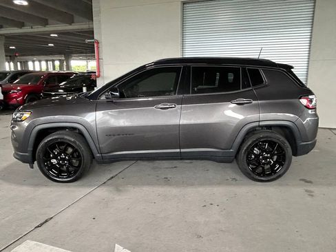 Used 2022 Jeep Compass Latitude FWD image 2