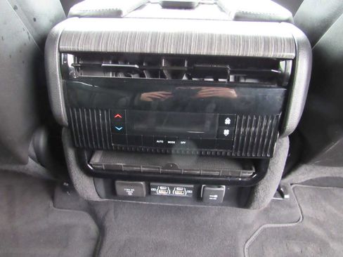 Used 2024 Jeep Wagoneer Series II w/ Flexible Seating Group image 26