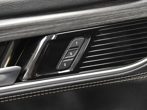 Used 2024 Jeep Wagoneer L Series II RWD image 18