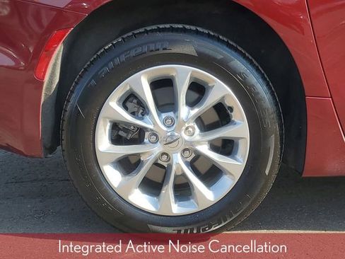 Used 2022 Chrysler Pacifica Touring-L image 6