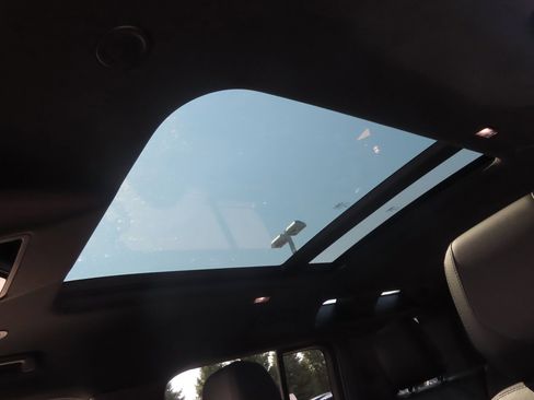 New 2024 Land Rover Defender 110 S image 25