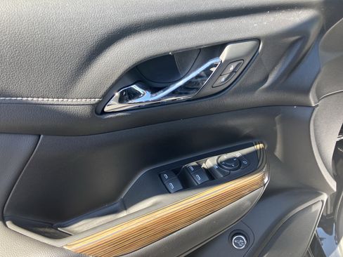 Used 2023 GMC Acadia SLE w/ Driver Convenience Package image 16