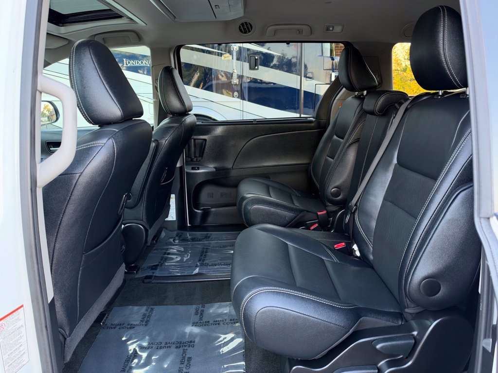 Used 2017 Toyota Sienna SE Premium w/ Outdoor Package FWD image 13