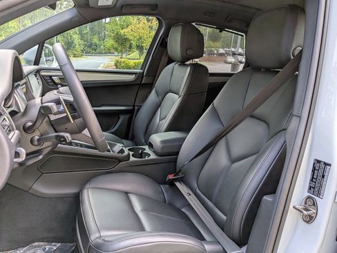 Certified 2026 Porsche Macan AWD/4WD image 5