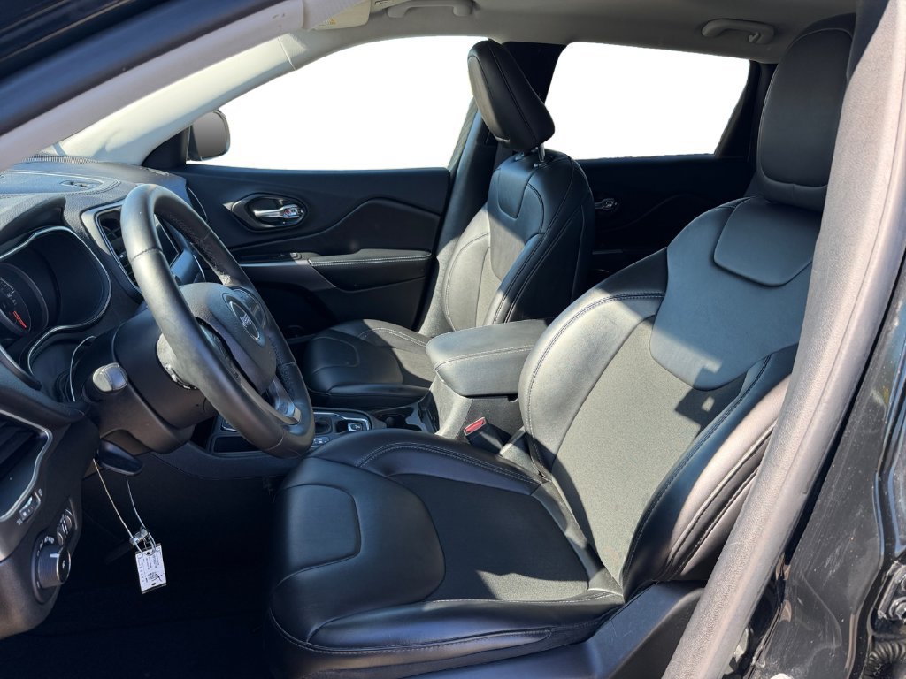 Used 2019 Jeep Cherokee Latitude Plus FWD image 10