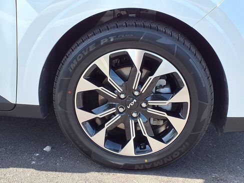 Used 2024 Kia Carnival EX FWD image 10