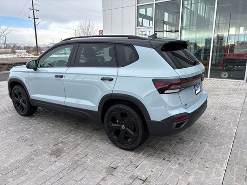 New 2026 Volkswagen Taos SE image 3