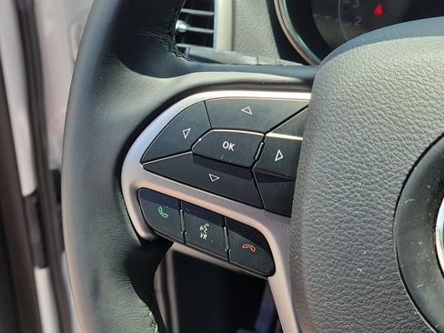 Used 2019 Jeep Grand Cherokee Laredo RWD image 28