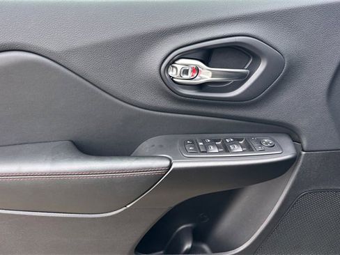 Used 2019 Jeep Cherokee Trailhawk image 14