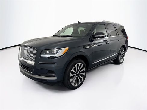 Used 2024 Lincoln Navigator Reserve image 1
