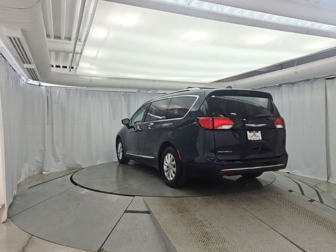 Used 2019 Chrysler Pacifica Touring-L FWD image 5
