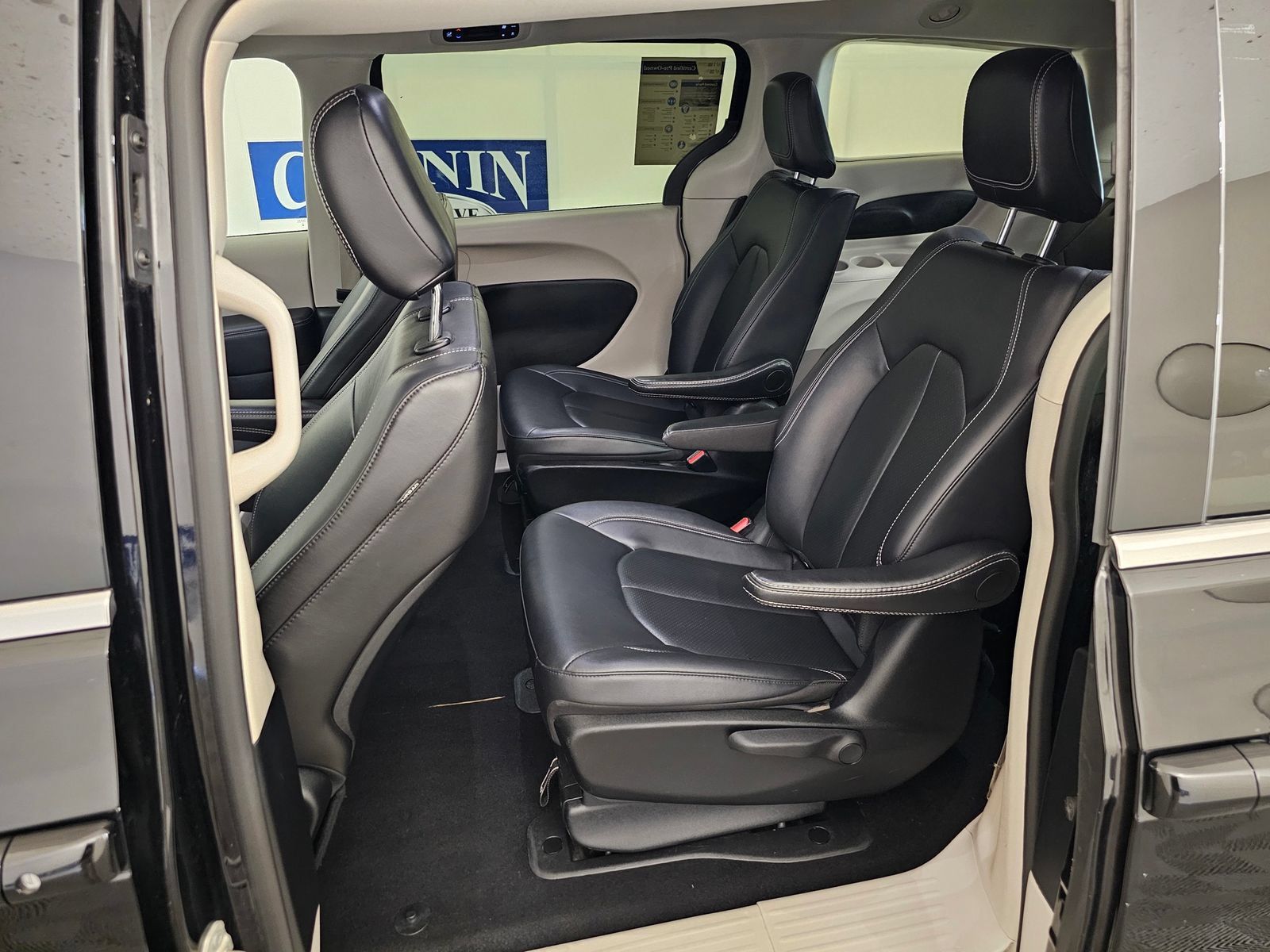 Used 2024 Chrysler Pacifica Limited FWD image 19