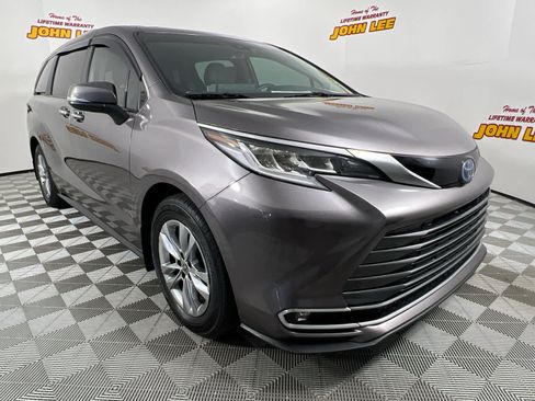 Used 2022 Toyota Sienna Limited FWD image 9