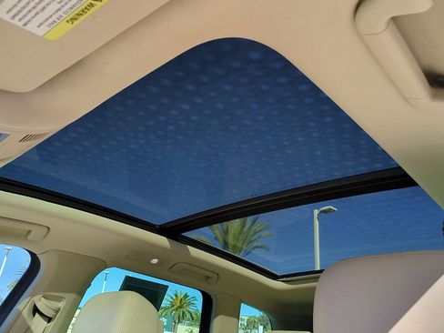 Used 2016 Volkswagen Touareg Sport image 26