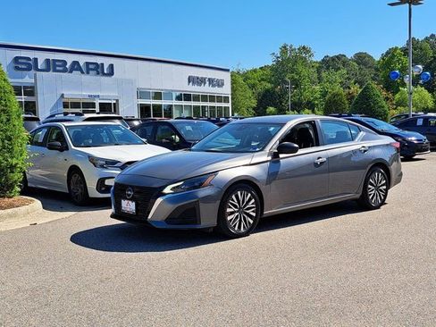 Used 2024 Nissan Altima 2.5 SV FWD image 2