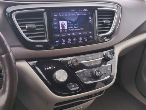 Used 2018 Chrysler Pacifica Touring-L Plus w/ Tire & Wheel Group image 28