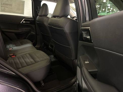 New 2025 Mitsubishi Outlander SE image 12