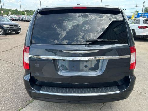 Used 2014 Chrysler Town & Country Touring-L FWD image 6