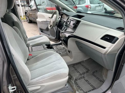 Used 2013 Toyota Sienna LE w/ Towing Pkg image 13