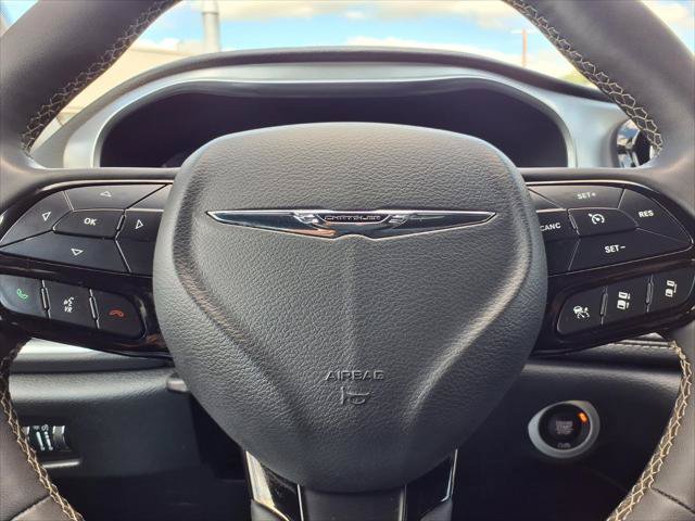 Certified 2025 Chrysler Pacifica Limited FWD image 3
