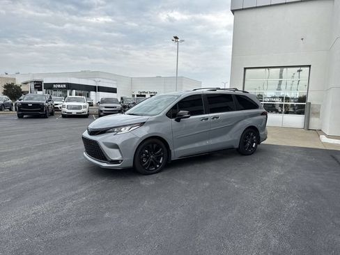 Used 2025 Toyota Sienna XSE w/ XSE Premium Package FWD image 3