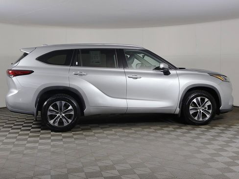 Used 2020 Toyota Highlander XLE image 19