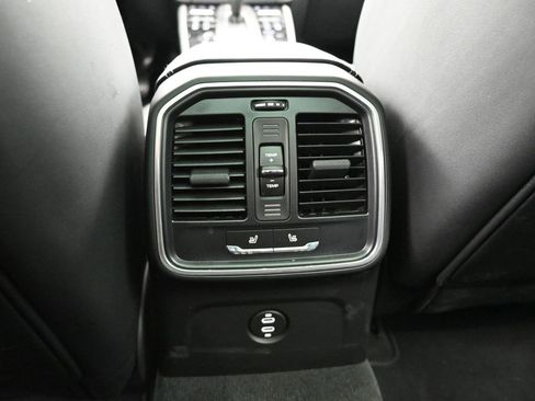 Used 2025 Porsche Macan image 25