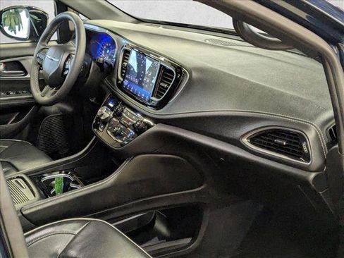 Used 2025 Chrysler Pacifica Limited image 26