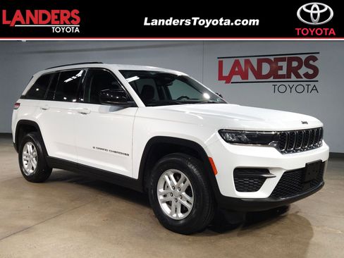 Used 2024 Jeep Grand Cherokee Laredo RWD image 1