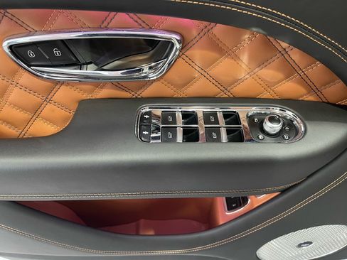 Used 2022 Bentley Bentayga AWD/4WD image 25