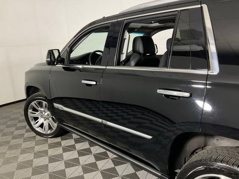 Used 2018 Cadillac Escalade Premium Luxury AWD/4WD image 33