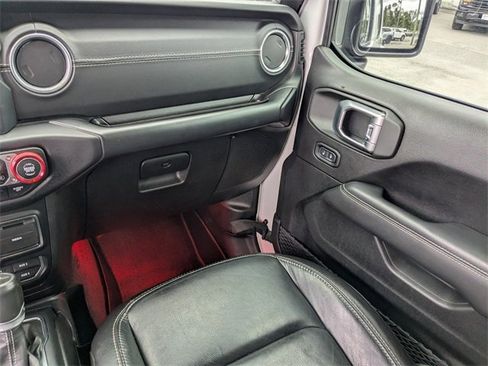 Used 2020 Jeep Gladiator Overland image 16