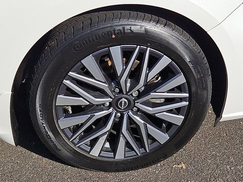 Certified 2023 Nissan Altima 2.5 SV w/ SV Premium Package FWD image 8