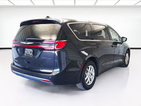 Used 2023 Chrysler Pacifica Touring-L image 4