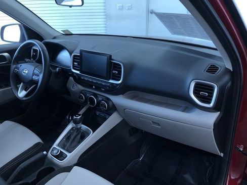 Used 2025 Hyundai Venue SEL image 23