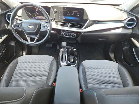 Used 2025 Chevrolet Trax LT w/ LT Convenience Package FWD image 19