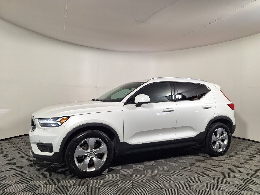 Used 2022 Volvo XC40 T5 Momentum AWD/4WD image 1