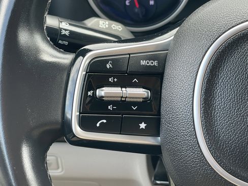 Used 2023 Kia Carnival LX image 25