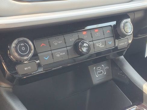 Used 2026 Jeep Compass Limited AWD/4WD image 18
